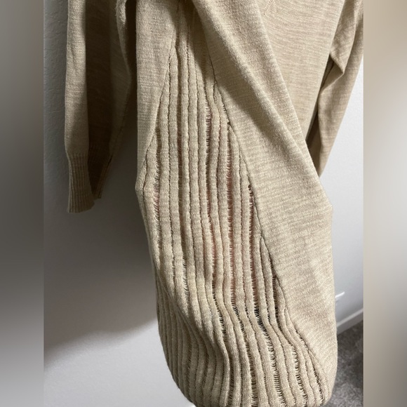 Cable & Gauge Women’s Tan Sweater Size Medium - Picture 9 of 11